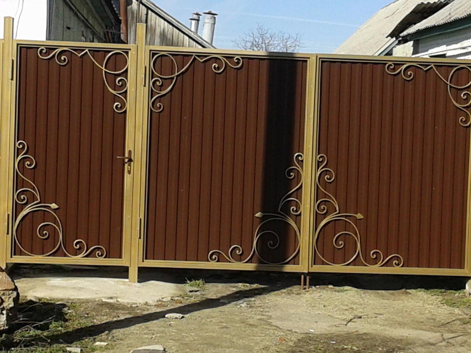Ворота из профнастила с коваными элементами фото Ворота из профнастила с коваными элементами фото